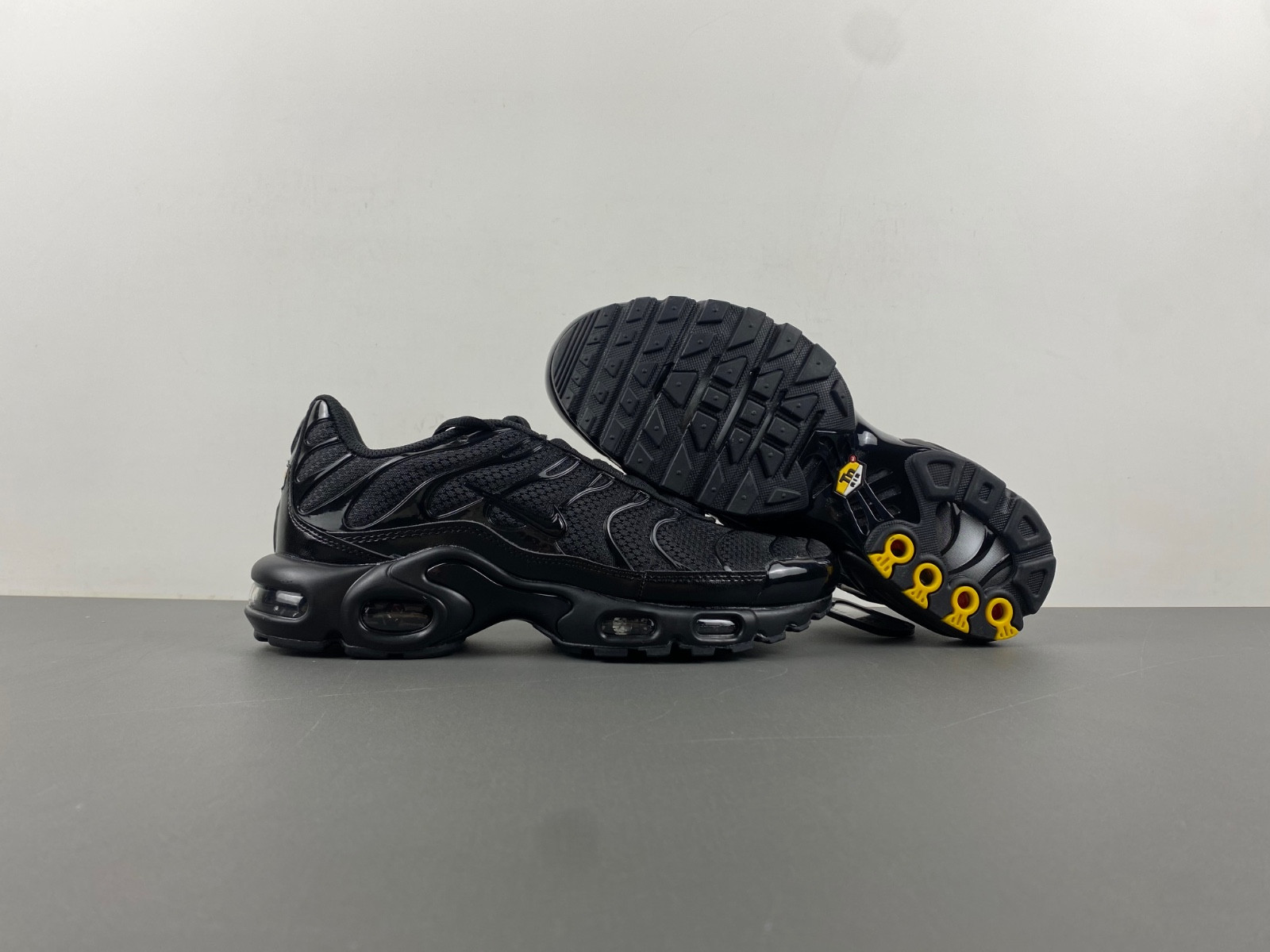 nike air max plus tn triple black 604133-050