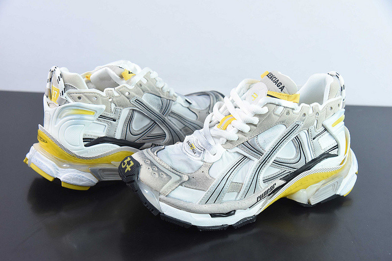 Ba*len*cia*ga runner sneaker dirty