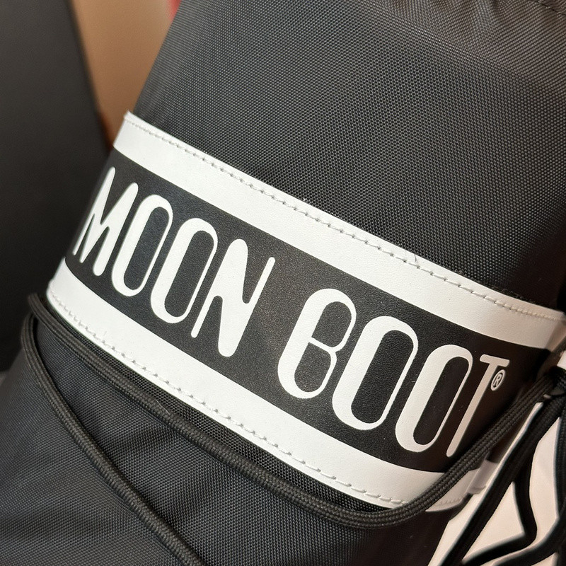 mOON bOOT