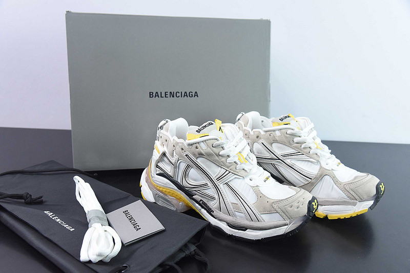 Ba*len*cia*ga runner sneaker clean